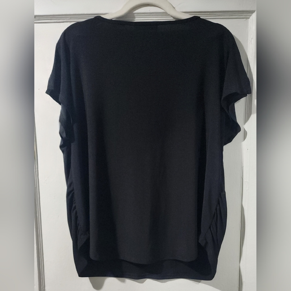 🌷NWOT 89th & Madison Black V-Neck Short Sleeve Top with Pearl Shoulder Buttons - Picture 5 of 6